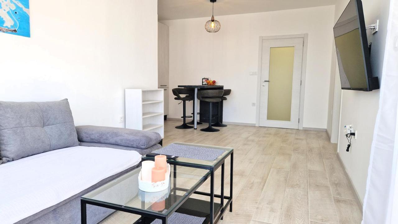 Apartment Lana Krk Town Esterno foto